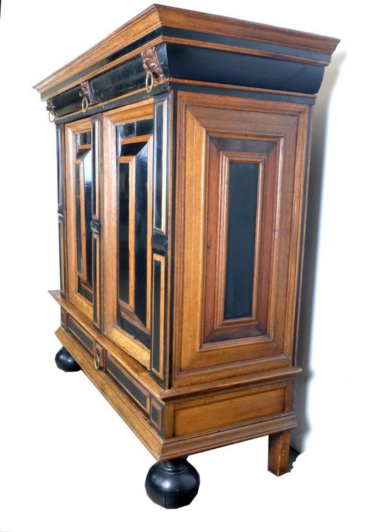 Armoire à coussins zélandaise du 17e siècle, en chêne.