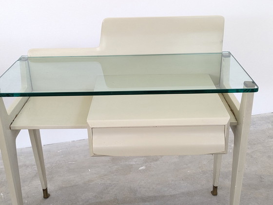 Image 1 of Mesilla de noche - Latón, Cristal, Madera - Pareja de mesillas de noche, de madera lacada en blanco, con tapa de cristal.