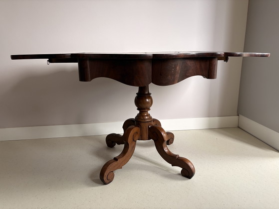 Image 1 of Tavolo vintage inglese in noce con gambe a ribalta, piano a crosta di torta e gamba centrale a cabriole.