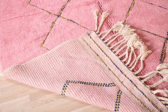 Image 1 of Tappeto berbero fatto a mano in pura lana, realizzato secondo la tradizione con motivi rosa, dimensioni 200/300 cm.