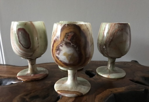 4x Onyx wine glasses
