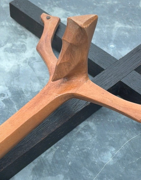 Modernistisch kruisbeeld van gesneden hout – Minimalistische stijl – Gesigneerd Krstić – Decoratieve objecten (photo 6 of 11)