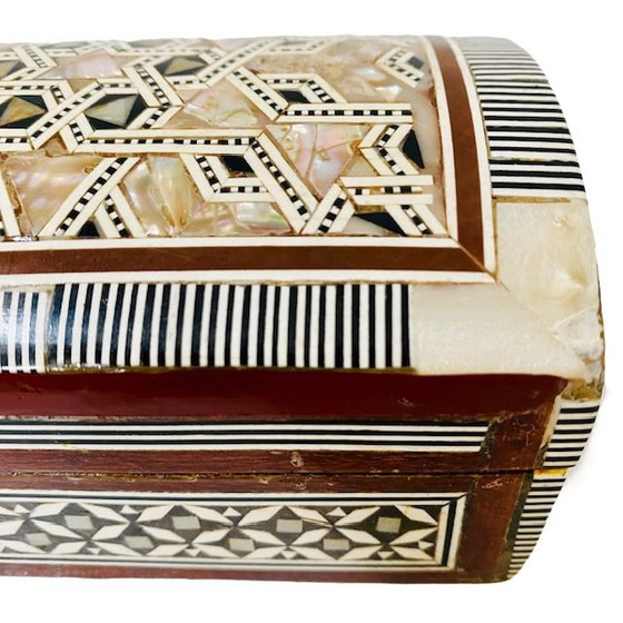 Image 1 of Boîte à bijoux vintage Khatam incrustée de nacre géométrique 1970