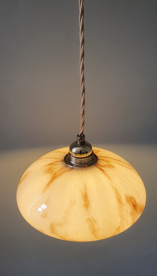 Suspension vintage en verre opalin de style Art déco