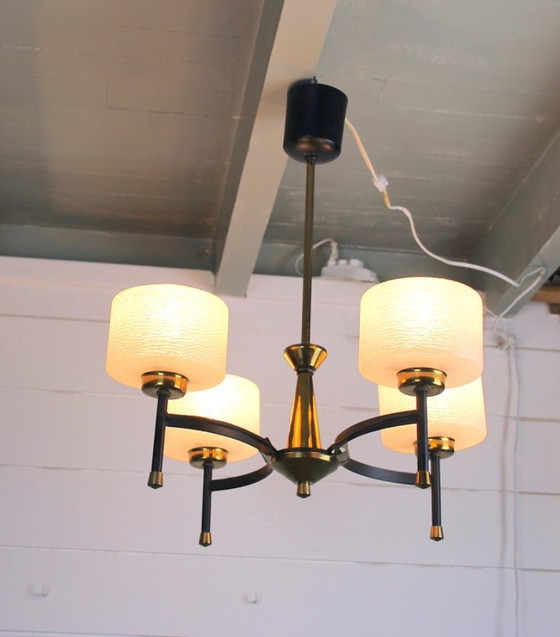 Image 1 of Maison Arlus, kroonluchter uit het midden van de vorige eeuw, messing en opaal, Frankrijk 1950