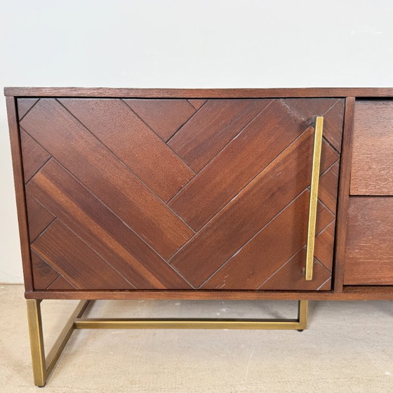 Credenza/mobile TV Dutchbone Class – Legno di acacia con venature a spina di pesce e ottone anticato (photo 7 of 12)