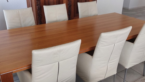 Dining table by Jan des Bouvrie with 6 dining chairs in cream-colored leather by Bert Plantagie.