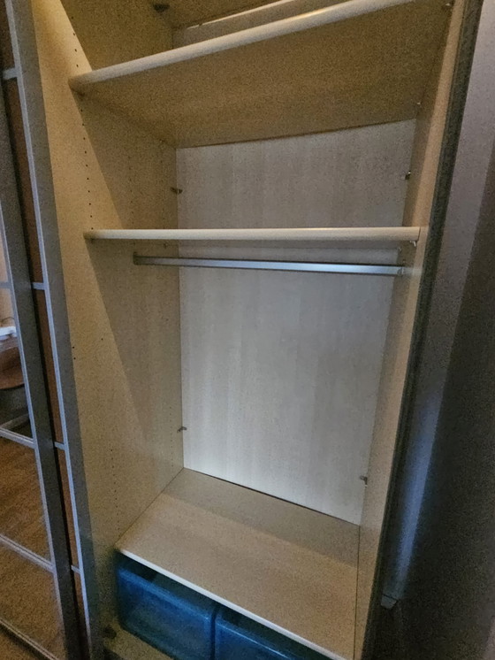 Image 1 of Armario con puertas correderas y espejo.