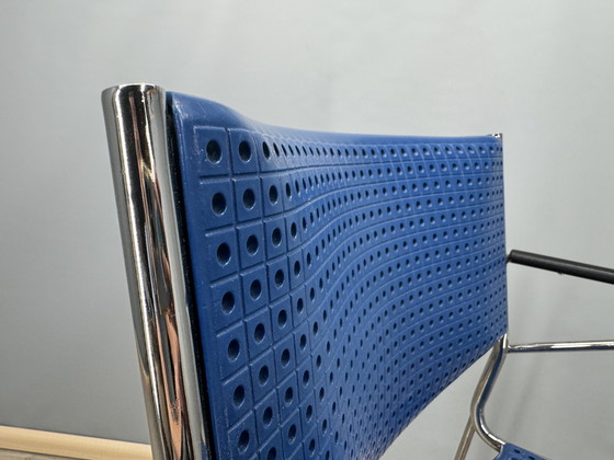 Image 1 of Silla de diseño azul con estructura cromada
