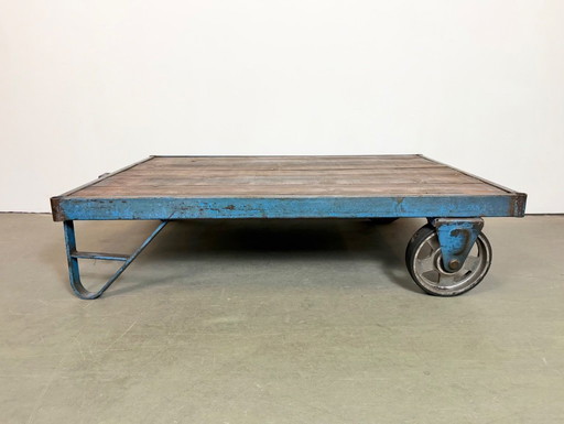 Carrito de mesa de centro industrial azul grande, década de 1960.