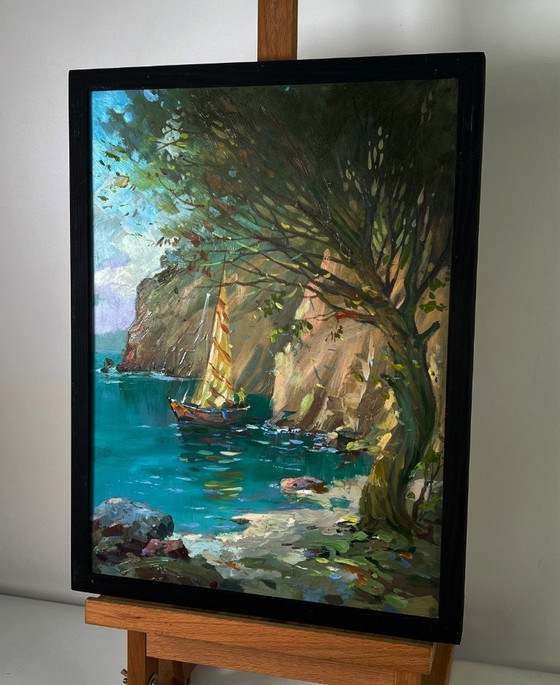 Image 1 of Dipinto ad olio originale: Paesaggio marino con barca a vela, scogli e barche sulla riva.