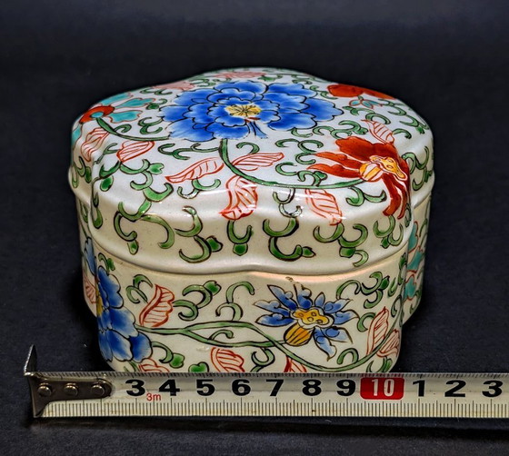 Scatola cinese in porcellana policroma – Jingdezhen – 中国景德镇制 – 1960 – Oggetti decorativi, Porcelain (photo 8 of 10)