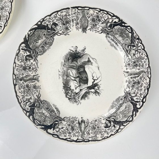 Image 1 of Trio antieke Sarreguemines U&C-borden, jachtscène, 1850 - 19e eeuw, zwart aardewerk, De hinde, Gems, Vos