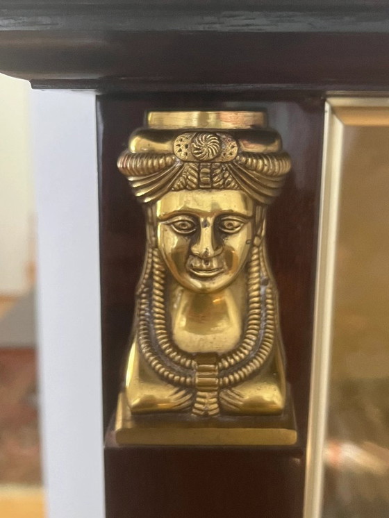 Image 1 of Vetrina vintage in stile Impero francese. Vetrina Art Déco con elementi in ottone su legno di mogano e tessuto broccato