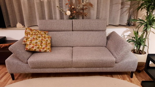 Sofá Modena de 2 plazas muy espacioso de Montel en tela marrón jaspeada.