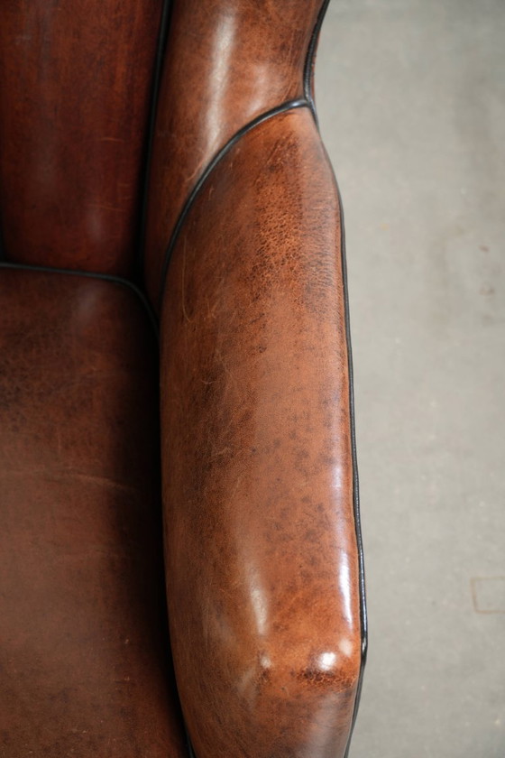 Fauteuil confortable en peau de mouton au design unique, orné d'un passepoil noir. – Leather (photo 8 of 15)