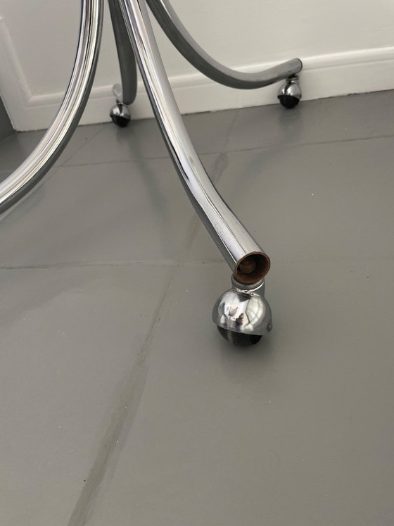 Image 1 of Salontafel van chroom en glas met wielen