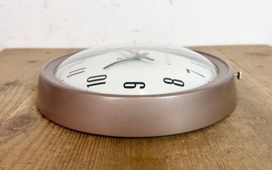 Image 1 of Bruine industriële elektrische wandklok van Westclox, jaren 60