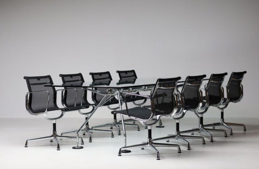 Tavolo da conferenza grande Tecno con 8 sedie da conferenza girevoli Vitra EA108 Netweave
