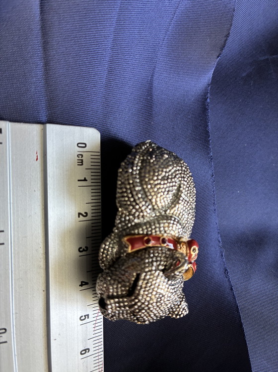 Image 1 of Broche représentant un petit chien avec un nœud rouge
