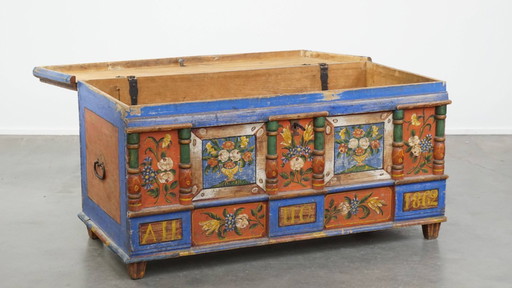 El antiguo baúl nupcial/mesa de centro pintado a mano del siglo XIX.