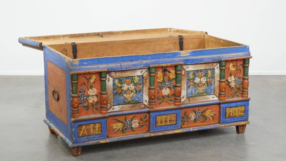 Image 1 of Le coffre de mariée/table basse antique peint à la main du 19e siècle