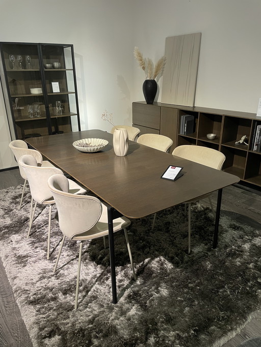 Augusta dining table. BoConcept.