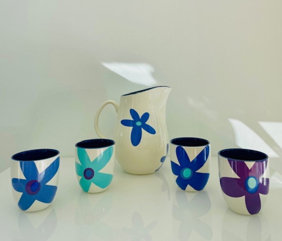 Image 1 of Brocca con 4 tazze – Design floreale e smalto blu