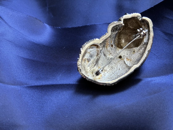 Image 1 of Broche représentant un petit chien avec un nœud rouge