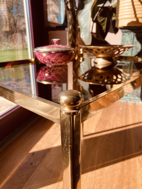 Image 1 of 2 tables d'appoint/tables basses vintage Hollywood Regency en laiton et verre fumé