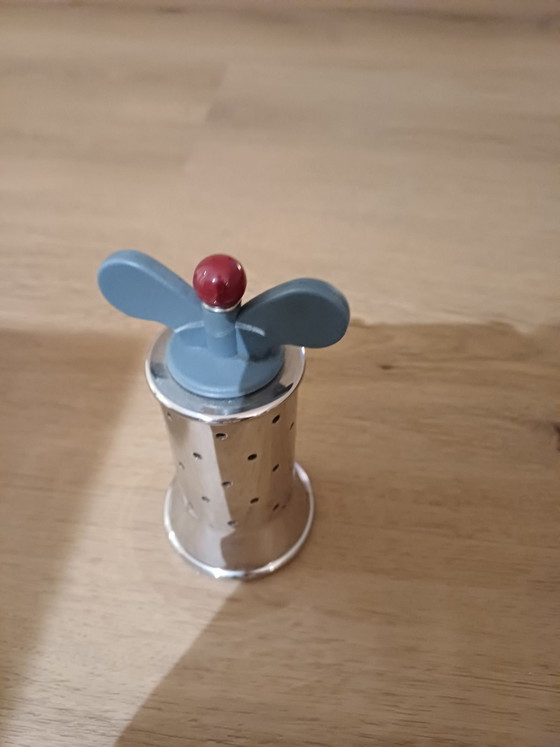Salière et poivrière Alessi (design Michael Graves), Accessoires de cuisine, polished steel, Bleu (photo 5 sur 6)