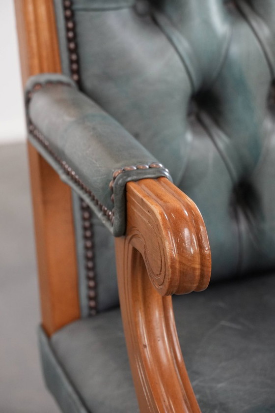 Image 1 of Sedia da ufficio Chesterfield in stile inglese classico con ruote in pelle di mucca azzurra e legno