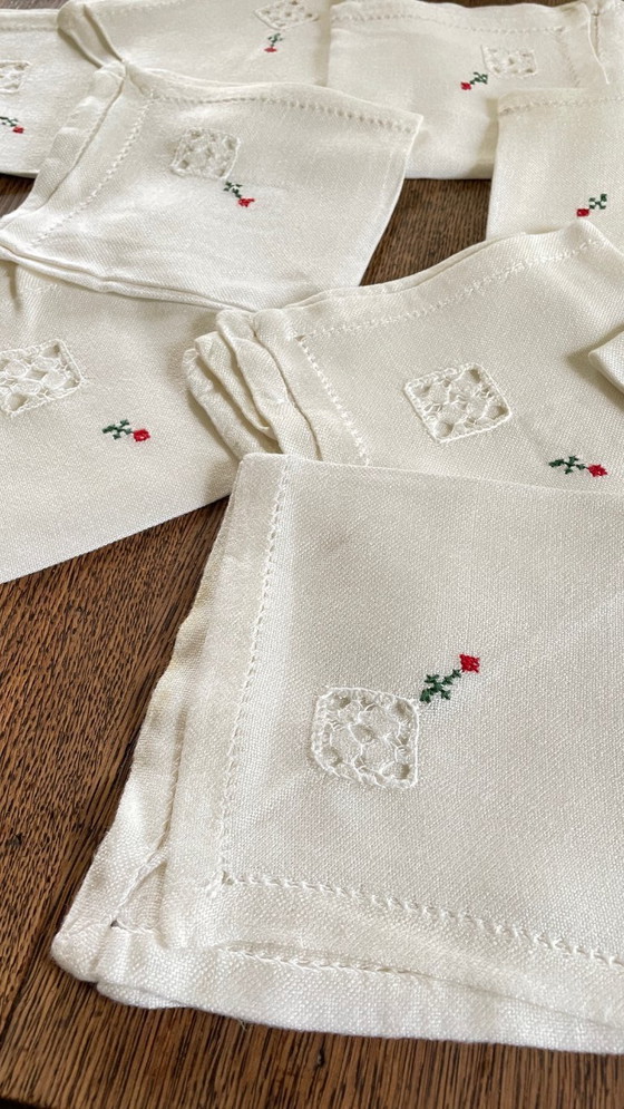 Image 1 of Nappe brodée + 12 Serviettes vintage
