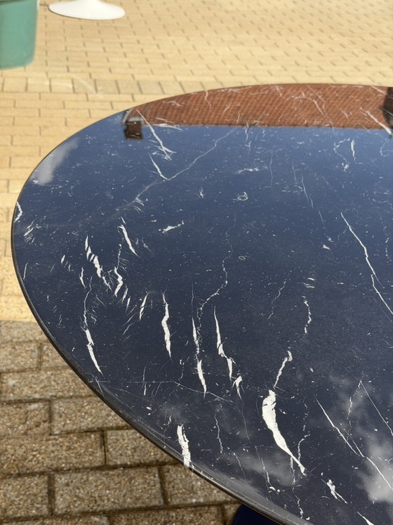Originaler runder Knoll Tulip Esstisch (137 cm) in Nero Marquina Hochglanz, neuwertiger Zustand!! Eero (photo 13 of 15)
