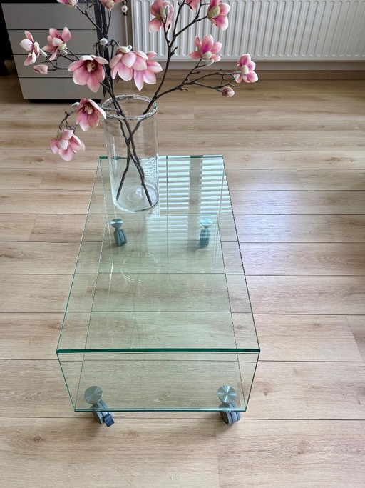 Table basse en verre sur roulettes