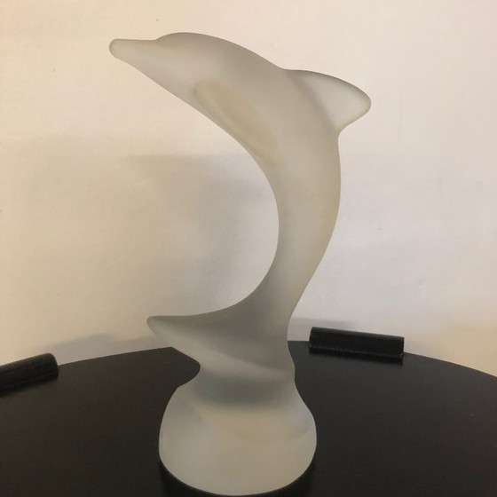 Image 1 of Vintage dolfijnsculptuur uit de jaren 70 van matglas | Gemaakt van zwaar geperst glas | Stijl uit het midden van de 20e eeuw