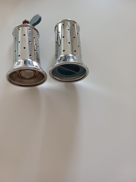Salière et poivrière Alessi (design Michael Graves), Accessoires de cuisine, polished steel, Bleu (photo 4 sur 6)