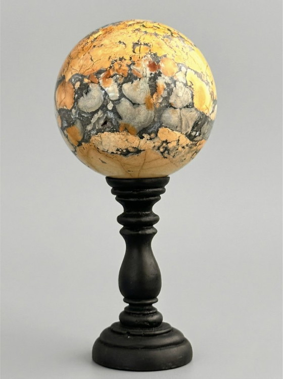 Image 1 of Par de esferas de jaspe Maligano: escultura mineral sobre pedestales.