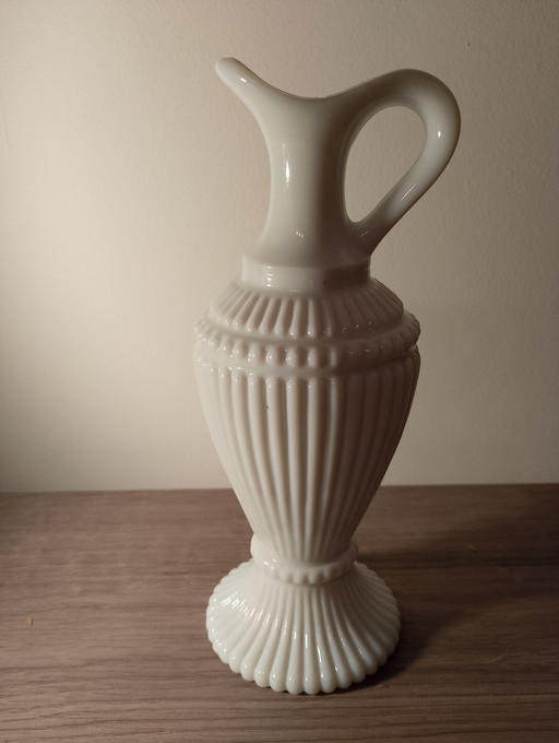 Zeldzame Trianon schenkkan van fluorescerend uraniumglas, toegeschreven aan Portuieux/Vallerysthal, 1960.