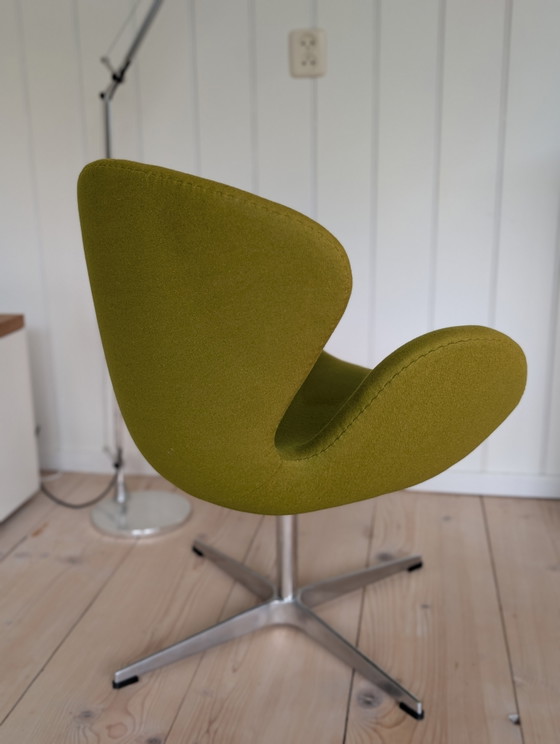 Poltrona vintage Swan in stile Arne Jacobsen – Verde – Base girevole in alluminio – Poltrone, Textile (photo 5 of 13)
