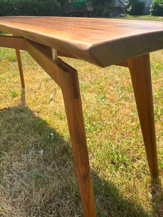 Image 1 of Table basse en noyer avec incrustations de laiton, plateau flottant, bord naturel, veinage exclusif