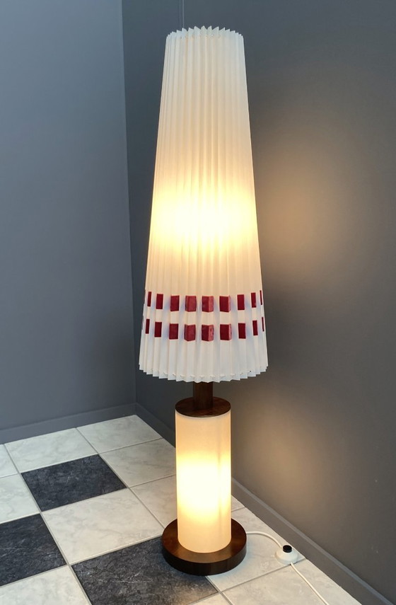 Image 1 of Lampada da terra bianca anni '60, luce nella base e nel paralume, etichetta originale ancora attaccata