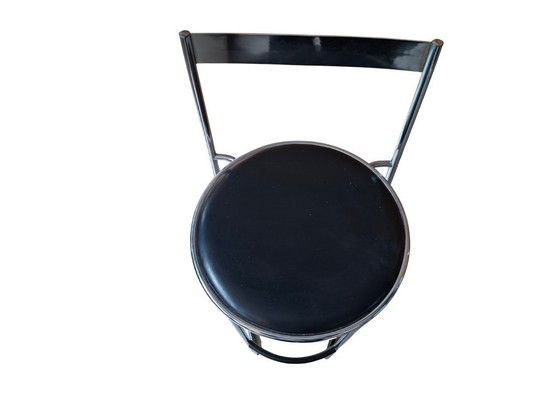 Image 1 of Een paar vintage krukjes uit de jaren 70 - minimalistisch design in chroom en leer.