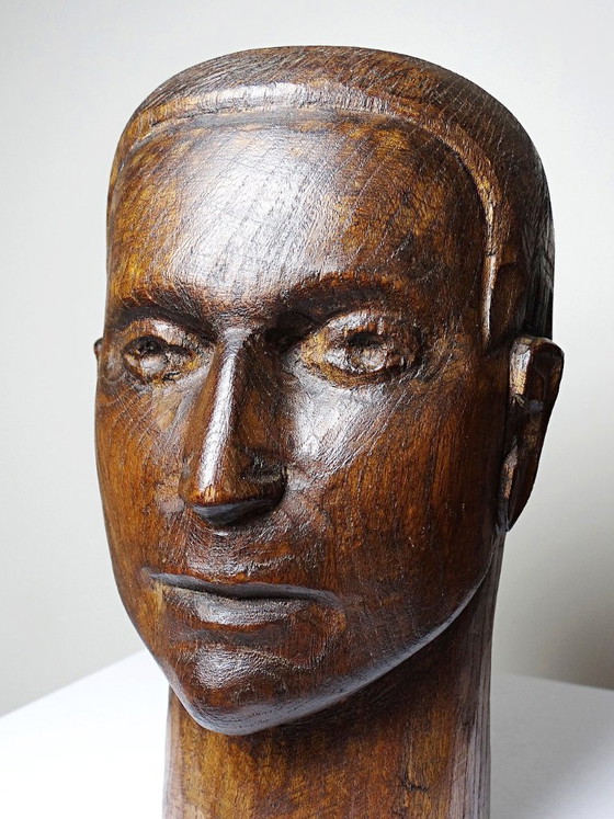 Image 1 of Een sculptuur uit één stuk hout, voorstellende een mannenhoofd, vintage vakmanschap uit de 20e eeuw (jaren 1950).