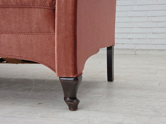 Image 1 of Canapé danois 2 places des années 1950, revêtement en velours rose saumon, pieds en chêne.