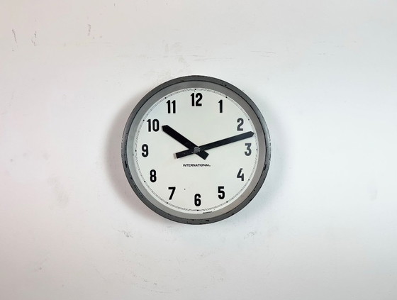 Image 1 of Grijze industriële fabriekswandklok van International, jaren 50