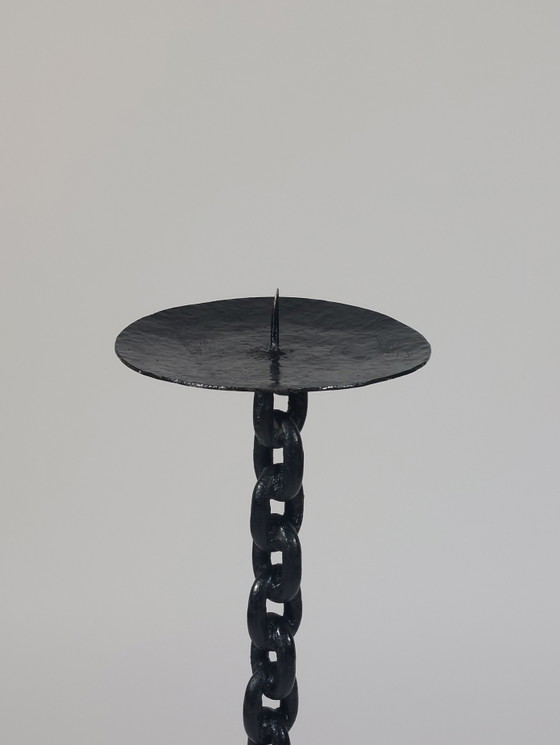 Candelabro da terra in stile brutalista con catena nera vintage. – Portacandele, Metal (photo 2 of 8)