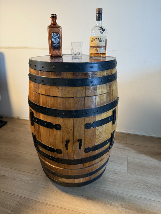 Image 1 of Exklusiver Whiskyfass-Getränkeschrank - Handgefertigt mit Altholz & Epoxy-Deckel