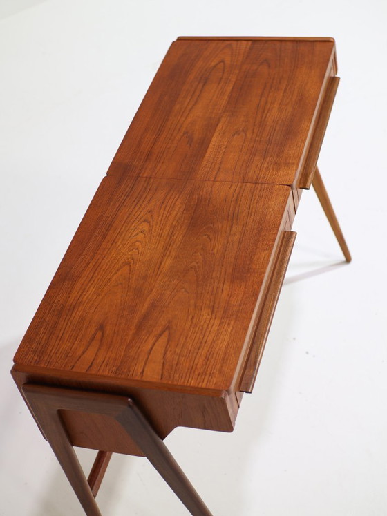 Image 1 of Tocador danés antiguo de teca de la década de 1960.