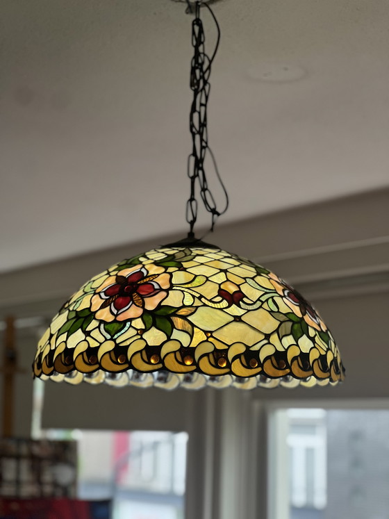 Image 1 of Lampada a sospensione vintage in stile Tiffany degli anni '80 con vetro opalino.